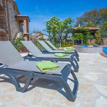 Manuel With Swimming Pool Guest house