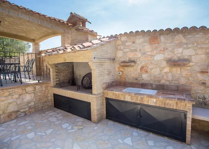 Manuel With Swimming Pool בית הארחה