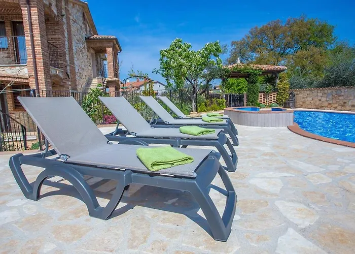 Manuel With Swimming Pool בית הארחה