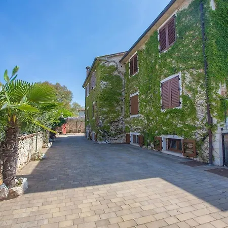 Manuel With Swimming Pool Guest house